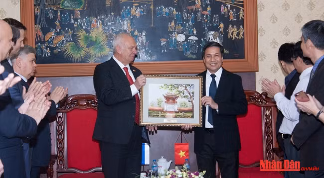 Заместитель главного редактора газеты «Нянзан» Ле Куок Кхань (справа) и Посол РФ во Вьетнаме Константин Васильевич Внуков. Фото: Тхань Тхе