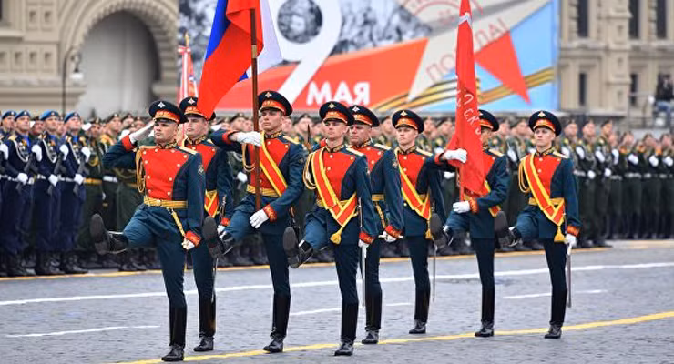 Военнослужащие батальона почетного караула 154-го отдельного комендантского преображенского полка выносят флаг России и Знамя Победы. Фото: РИА Новости