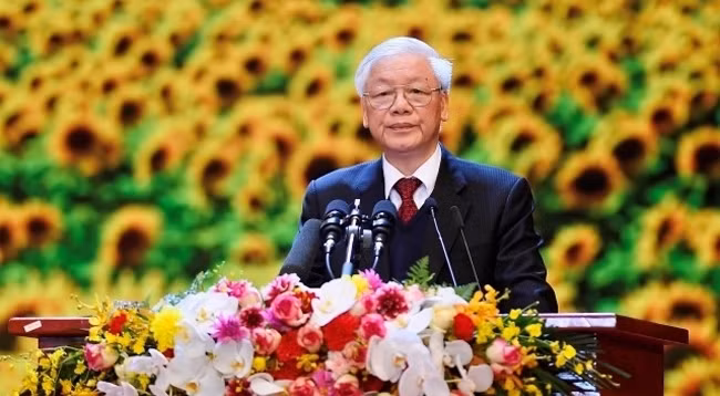 Генеральный секретарь ЦК КПВ, Президент Вьетнама Нгуен Фу Чонг выступает с речью на церемонии.