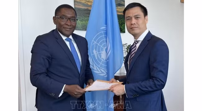 Г-н Селвин Харт передает письмо от Генерального секретаря ООН Антониу Гутерриша Премьер-министру Вьетнама Фам Минь Тьиню. Фото: VNA