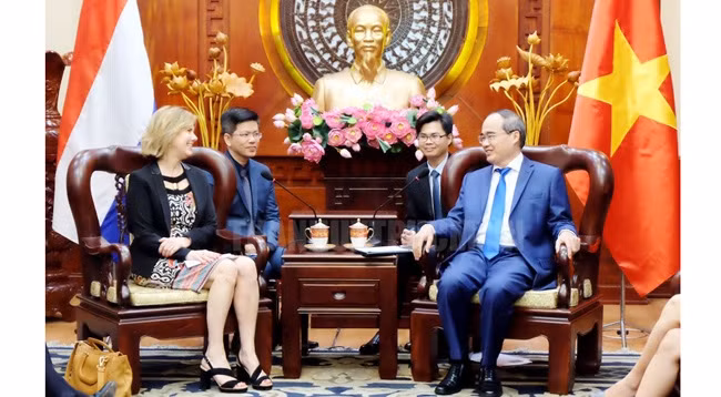 Товарищ Нгуен Тхиен Нян (справа) и г-жа Кора Ван Ньювенхейзен. Фото: hcmcpv.org.vn