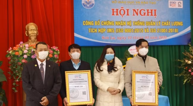 Департамент образования и подготовки кадров провинции Шонла получает сертификат по IMS. Фото: Куок Туан