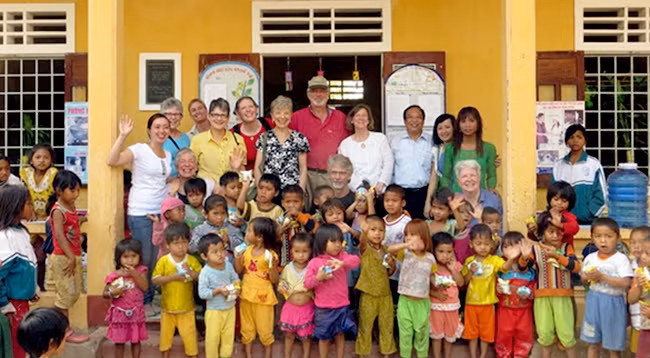 Участники организации «Мирные деревья Вьетнаму» и дети провинции Куангчи. Фото: СОДВ