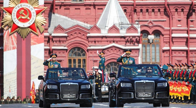 Главнокомандующий сухопутными войсками РФ Олег Салюков и министр обороны РФ Сергей Шойгу. Фото: Рейтер