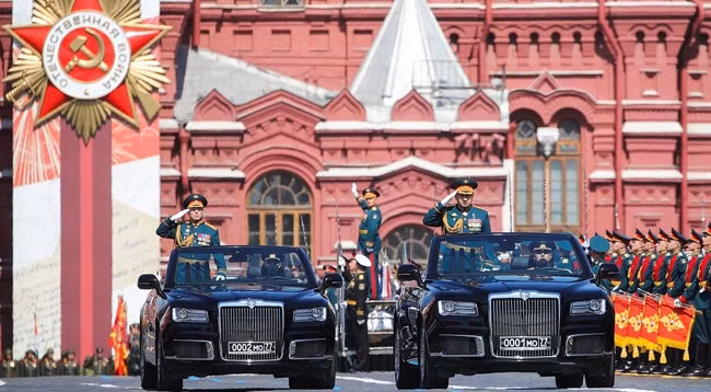 Главнокомандующий сухопутными войсками РФ Олег Салюков и министр обороны РФ Сергей Шойгу. Фото: Рейтер