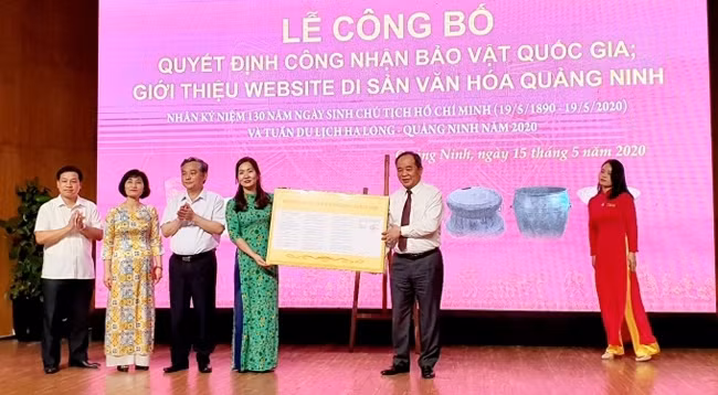 На церемонии объявления решения о признании национальных сокровищ в провинции Куангнинь. Фото: Куангтхо