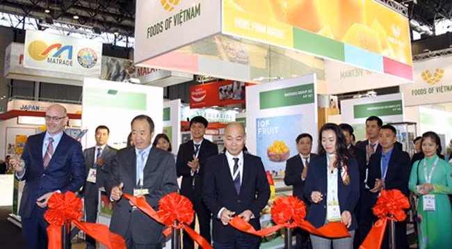 Церемония разрезания ленты открытия стенда вьетнамских предприятий на выставке SIAL Paris 2018. Фото: VOV