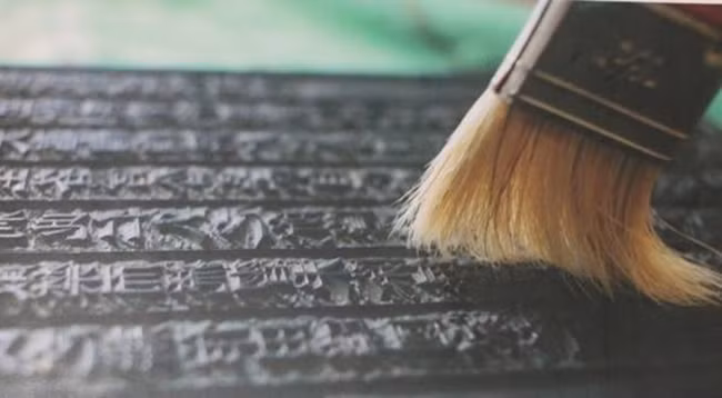 Благодаря большому труду мастеров-граверов, рукописи на деревянных дощечках династии Нгуен были признаны ЮНЕСКО объектом всемирного документального наследия. Фото: news.zing.vn