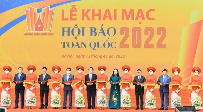 Делегаты разрезают ленту в знак открытия Национального фестиваля прессы 2022 года. Фото: qdnd.vn