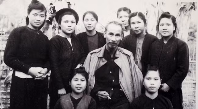 Презизент Хо Ши Мин и кадровые работники ЦК Союза вьетнамских женщин (февраль 1949 года). Фото: phunuvietnam.vn