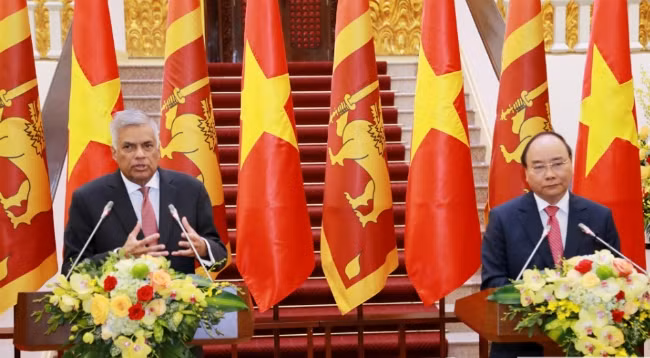 Премьер-министр Вьетнама Нгуен Суан Фук и премьер-министр Шри-Ланки Ранил Викрамасингхе. Фото: baoquocte.vn