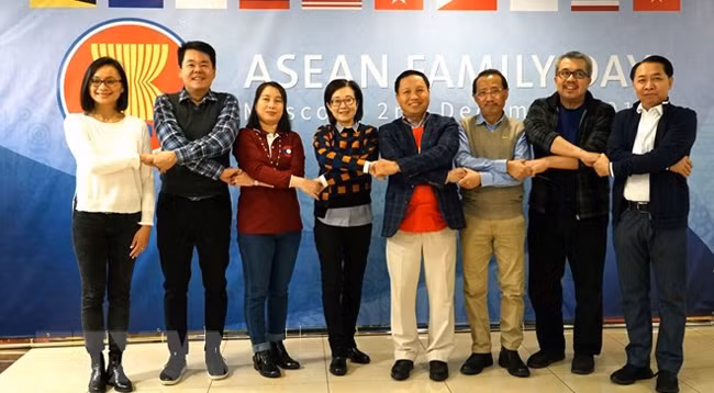 Посол Нго Дык Мань (четвертый справа) и послы, временные поверенные в делах стран-членов АСЕАН в Москве. Фото: VNA