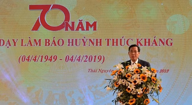 Товарищ Тхуан Хыу выступает на церемонии. Фото: Нгуен Минь