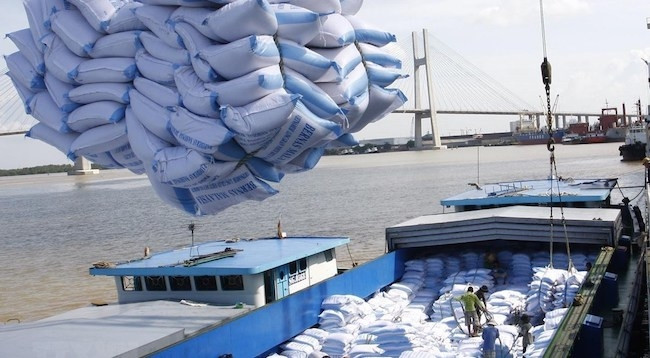 Позрузка риса на судно в порту Сайгон. Фото: VNA