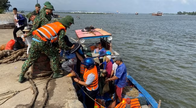 Военнослужащие помогают в эвакуации жителей. Фото: VGP 