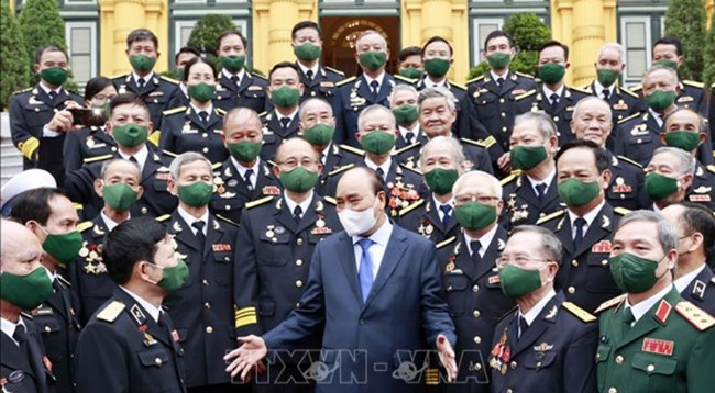 Президент Нгуен Суан Фук на встрече с должностными лицами ВМС и ветеранами войны морской тропы Хо Ши Мина. Фото: VNA