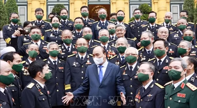 Президент Нгуен Суан Фук на встрече с должностными лицами ВМС и ветеранами войны морской тропы Хо Ши Мина. Фото: VNA