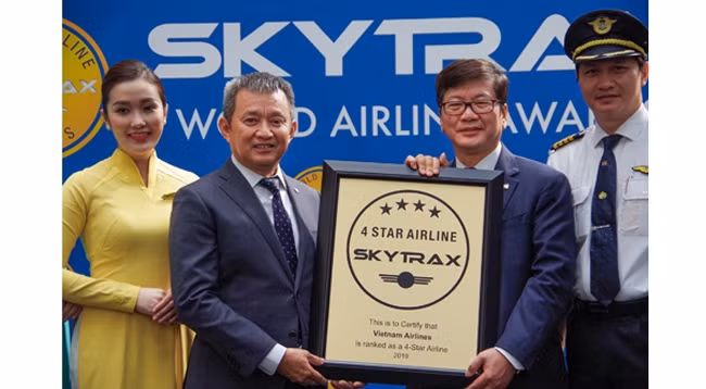 Представитель национальной авиакомпании Вьетнама «Vietnam Airlines» получает сертификат Skytrax. Фото: vnexpress.net