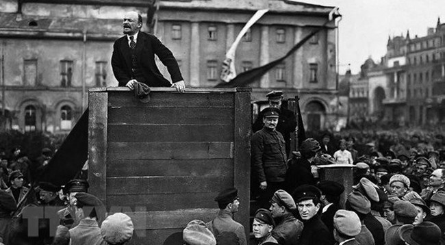 В.И. Ленин выступает с речью на Красной площади в Москве по случаю 1-й годовщины Октябрьской революции, 7 ноября 1918 года. Документальное фото: VNA
