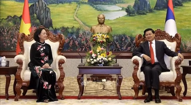 Глава Организационного отдела ЦК КПВ Чыонг Тхи Май и Генеральный секретарь ЦК НРПЛ, Президент Лаоса Тхонглун Сисулит. Фото: VNA