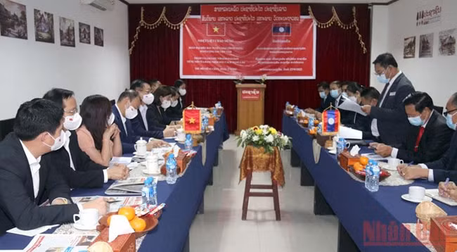 Делегация Отдела ЦК КПВ по пропаганде и политическому воспитанию на рабочей встрече с руководителями газеты «Paxason». Фото: Суан Шон