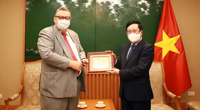 Вице-премьер Вьетнама Фам Бинь Минь (справа) и Посол Финляндии Кари Кахилуото. Фото: VGP