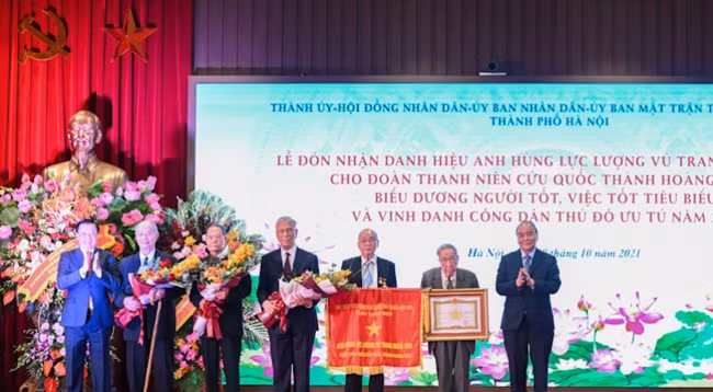 Президент Нгуен Суан Фук вручает грамоту о присвоении звания «Герой Народных вооруженных сил». Фото: Зюи Линь