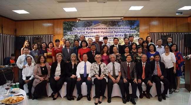 Участники мероприятия фотографируются на память.