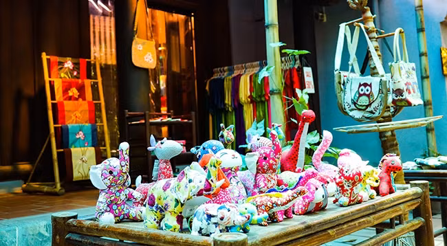 Изделия шелковой деревни Ванфук. Фото: VOV