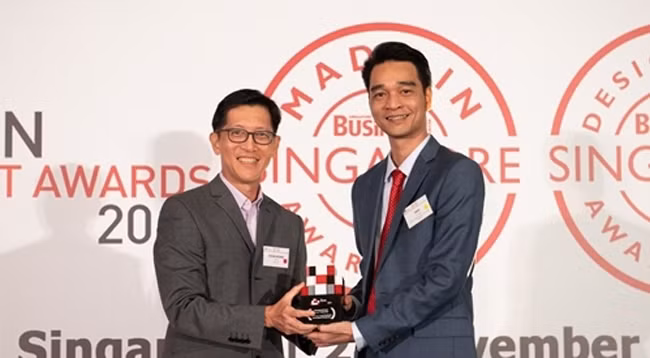 Представитель Vinamilk (справа) на церемонии награждения премией «The Asian Export Awards» 2019 г. Фото: vietnamnet.vn