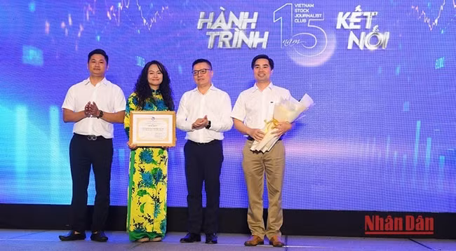 Товарищ Ле Куок Минь вручает похвальную грамоту представителям Клуба журналистов Вьетнама по ценным бумагам. Фото: Тхань Дат
