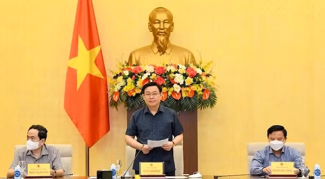 Председатель НС Выонг Динь Хюэ выступает заседании. Фото: Данг Ань