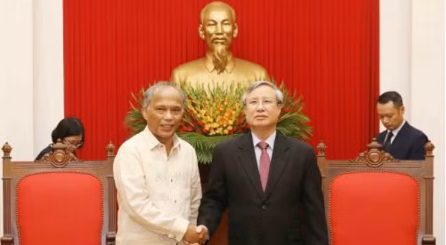 Постоянный член Секретариата ЦК КПВ Чан Куок Выонг (справа) и Зампредседателя Партии PDP-Laban Альфонсо Гава Куси. Фото: VNA