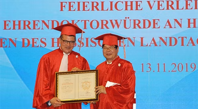 Вручение грамоты почетного доктора г-ну Борису Рейну. Фото: Мань Чыонг