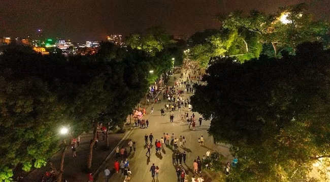 Жители Ханоя обычно гуляют вокруг озера Возвращенного меча в новогоднюю ночь. Фото: VNA