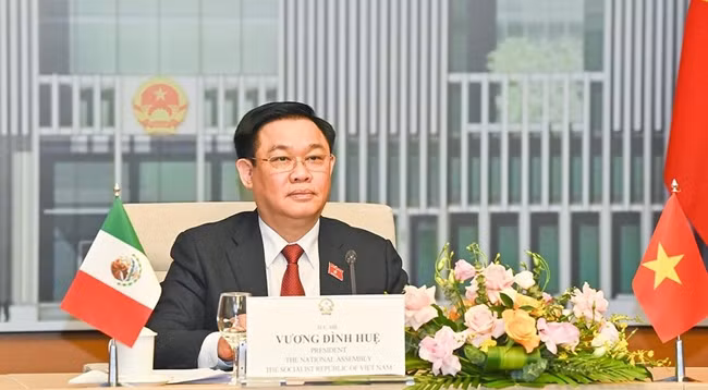 Председатель НС Вьетнама Выонг Динь Хюэ на переговорах. Фото: Зюи Линь