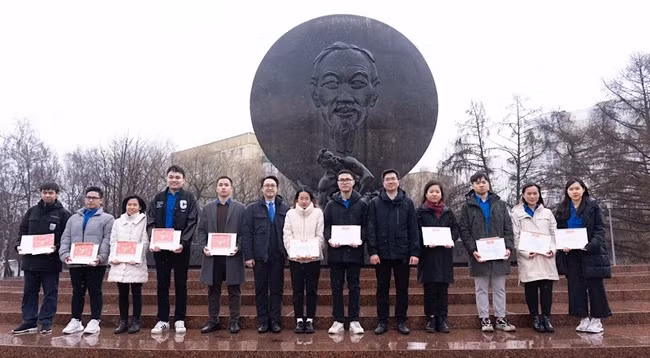 Вручение похвальных грамот в рамках мероприятия. Фото: Тхань Тхэ