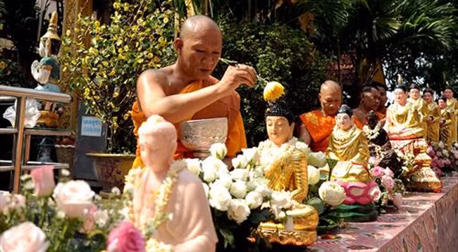 Обмывание статуи будды во время праздника Чаул Чам Тхмей. Фото: dantocmiennui.vn
