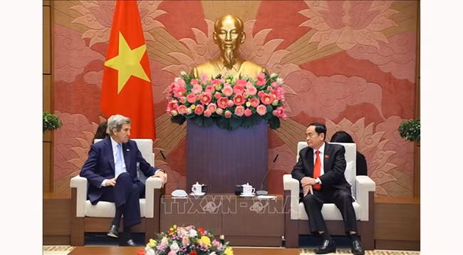 Постоянный заместитель председателя НС Чан Тхань Ман (справа) и Специальный посланник Президента США по вопросам климата Джон Керри. Фото: VNA