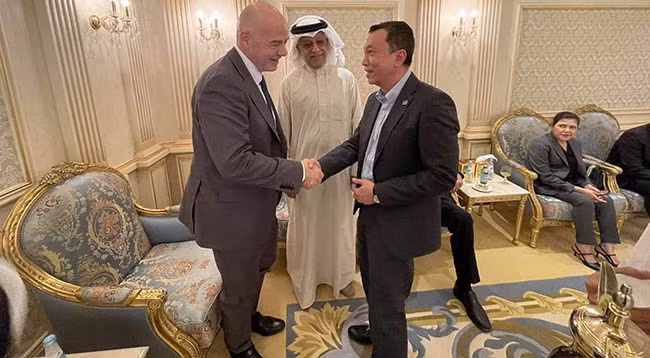 И. о. Президента ФФВ Чан Куок Туан на встрече с Президентом ФИФА Джанни Инфантино и Председателем АФК Салманом Бин Ибрагим Аль-Халифой. Фото: ФФВ