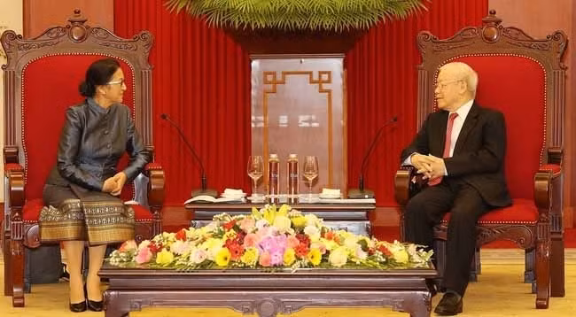 Генеральный секретарь ЦК КПВ Нгуен Фу Чонг (справа) и Вице-президент Лаоса Пани Ятхоту. Фото: VNA