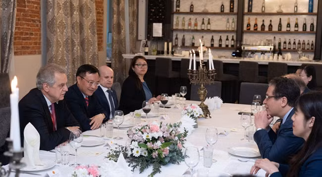 Посол Данг Минь Кхой на рабочей встрече с представителями Санкт-Петербурга. Фото: Тхань Тхе