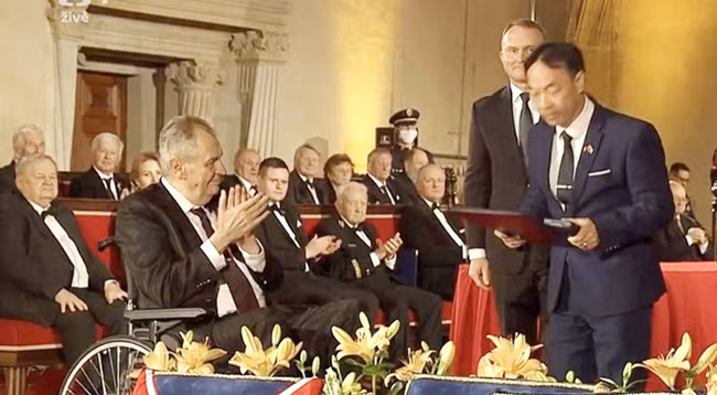 Президент Чехии Милош Земан вручает медаль г-ну Чинь Тану (справа). Фото: VNA