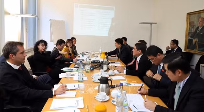 Вьетнамская делегация на встрече с Немецким институтом экономических исследований. Фото: VNA