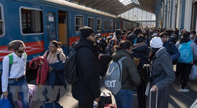 Эвакуация жителей из Украины в Венгрию. Фото: Синьхуа/VNA