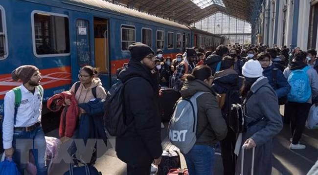 Эвакуация жителей из Украины в Венгрию. Фото: Синьхуа/VNA