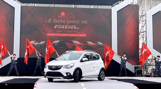 Церемония передачи клиентам автомобилей в Ханое. Фото: ictnews.vn 