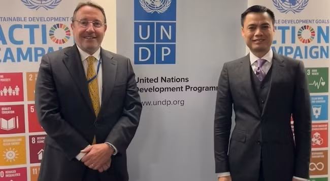 Посол Данг Хоанг Жанг, глава постоянной миссии Вьетнама при ООН и Генеральный директор ПРООН Ахим Штайнер. Фото: VOV