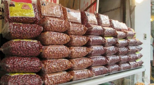 Жареный арахис со смесью специй обладает характерным пряным ароматом и сладко-соленоватым вкусом. Фото: infonet.vietnamnet.vn