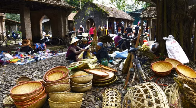 Базар возникает там, где люди живут сообществами. Фото: hanoitv.vn